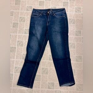 1822 Denim, cropped